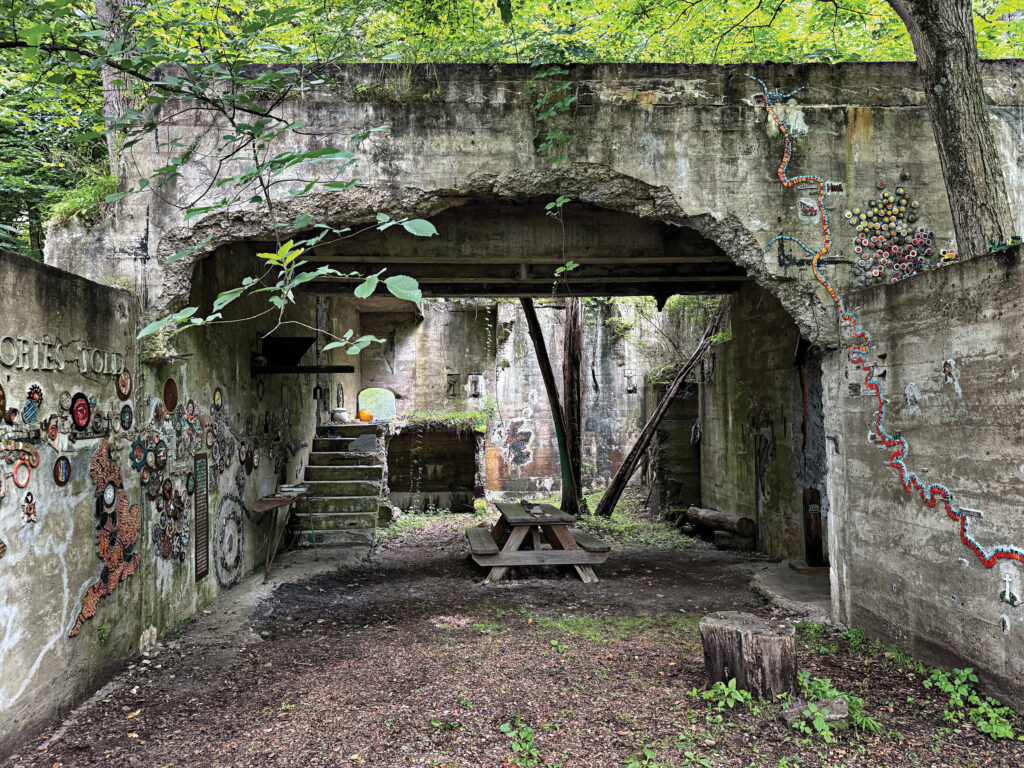 洋楽 DA RUINS Beautiful Ruins | Highland Outdoors